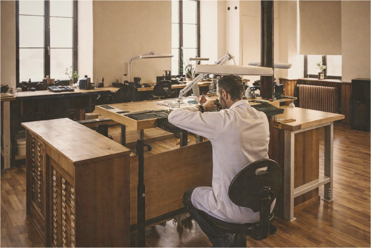 Horloger dans l’atelier